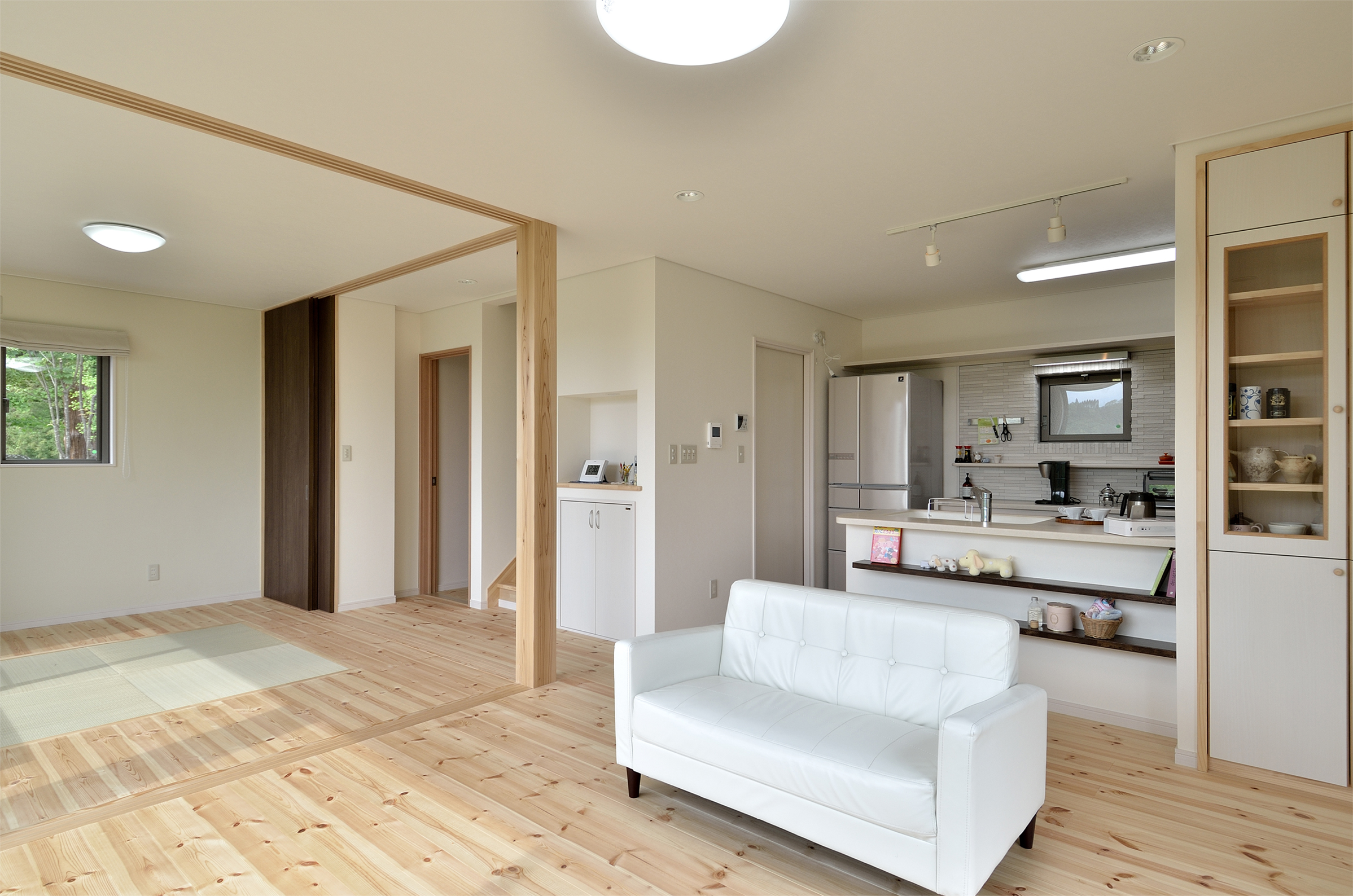 長野市　注文住宅　｜　贅沢な眺望を楽しむ白を基調とした家